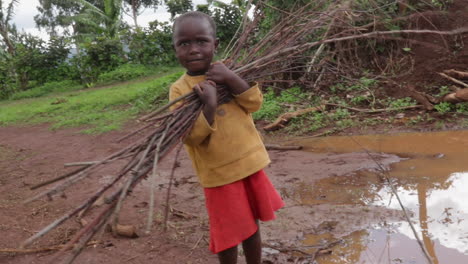 Niños-Pequeños-Cargando-Madera-Caminando-Solo-Por-El-Sendero-Del-Bosque-Después-De-Una-Tormenta-En-Una-Remota-Aldea-Rural