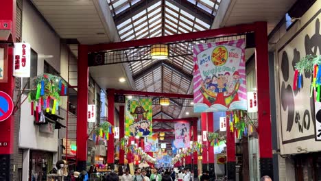 Mercado-Colorido-En-Japón-Con-Decoraciones-Vibrantes-Y-Gente-Caminando