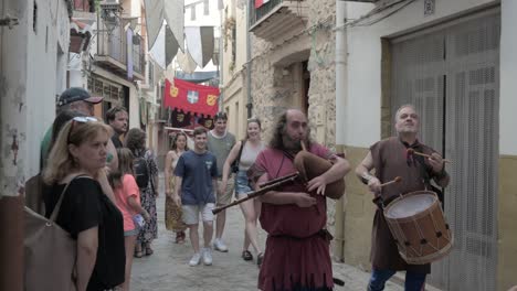 Espectáculo-De-Danza-Y-Música-En-Un-Mercado-Medieval-Con-Una-Bailarina-Al-Ritmo-De-Una-Gaita-Y-Un-Tambor.