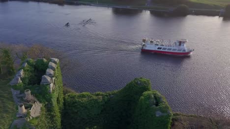 Tour-Crucero-En-Barco-Por-El-Río-Corrib-Junto-A-Las-Ruinas-Del-Castillo.