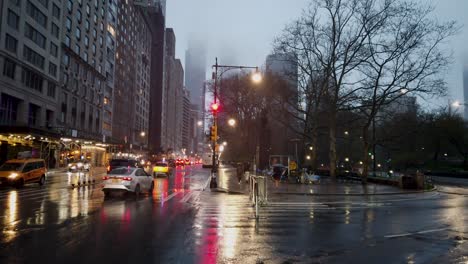 Toma-Del-Entorno-Urbano-Desde-La-Esquina-Sur-Del-Central-Park-En-La-Isla-De-Manhattan-En-La-Ciudad-De-Nueva-York.