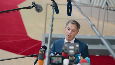 El-Primer-Ministro-De-Bélgica,-Alexander-De-Croo,-Hablando-Con-La-Prensa-En-La-Cumbre-Del-Consejo-Europeo-En-Bruselas,-Bélgica,-En-Cámara-Lenta.