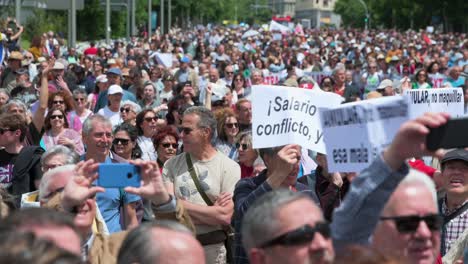 Miles-De-Personas-Marchan-Por-El-Centro-De-Madrid-Defendiendo-La-Sanidad-Pública.