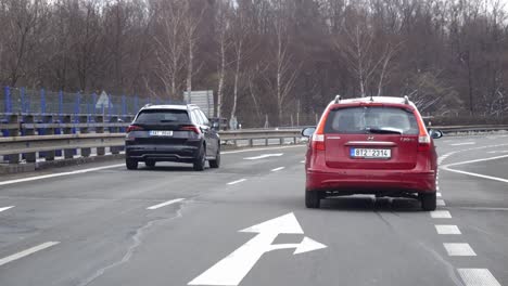 Vehículo-Skoda-Karoq-Adelantando-Al-Vehículo-Familiar-Hyundai-I30-Cw-Rojo-En-La-Carretera-Con-Efecto-De-Cámara-Lenta