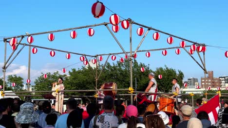 Festival-Al-Aire-Libre-Con-Música-Tradicional-Japonesa-Bajo-Coloridas-Linternas