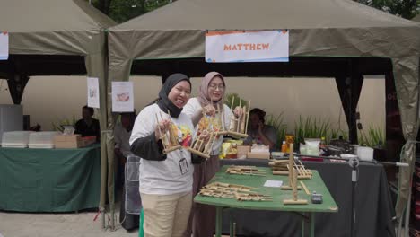 Frauen,-Hijab,-Angklung-üben,-Traditionelles-Holzmusikinstrument