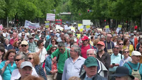 Tausende-Demonstranten-Marschieren-Durch-Die-Innenstadt-Madrids-Und-Verteidigen-Die-öffentliche-Gesundheitsversorgung