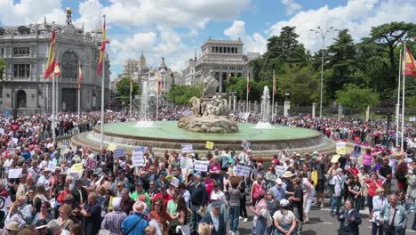 Tausende-Versammeln-Sich-Auf-Der-Plaza-De-Cibeles-In-Madrid,-Um-Die-öffentliche-Gesundheitsversorgung-Zu-Verteidigen