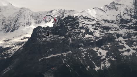 Paraglider-Circling-with-Alpine-Background-in-Grindelwald-Valley