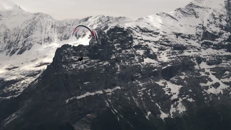 Parapente-Dando-Vueltas-Con-Fondo-Alpino-En-El-Valle-De-Grindelwald