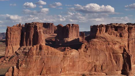 Llamativas-Formaciones-Rocosas-Rojas-Con-Cielo-Azul-Y-Nubes-Dispersas-En-Moab,-Utah.