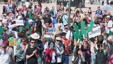 Cientos-De-Manifestantes-Sostienen-Pancartas-Durante-Una-Manifestación-Contra-Los-Movimientos-Fascistas-Y-De-Extrema-Derecha-En-Europa,-Instando-A-Los-Ciudadanos-A-Movilizarse.