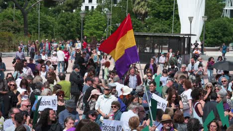 Progressive-Demonstranten-Halten-Während-Einer-Demonstration-Gegen-Rechtsextreme-Und-Faschistische-Bewegungen-In-Europa-Eine-Flagge-Der-Spanischen-Republik-Und-Fordern-Die-Bürger-Auf,-Sich-Zu-Mobilisieren