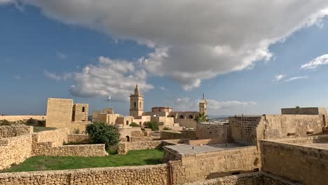 Vista-Panorámica-De-Las-Murallas-De-La-Fortaleza-En-Gozo,-Malta,-Que-Muestra-La-Grandeza-Histórica-Y-La-Fuerza-Arquitectónica.