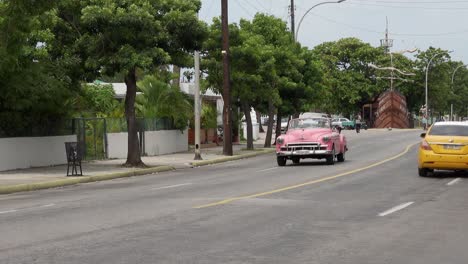 Rosa-Chevrolet-Deluxe-1950-Cabrio-Oldtimer-In-Varadero,-Kuba,-Schwenkaufnahme