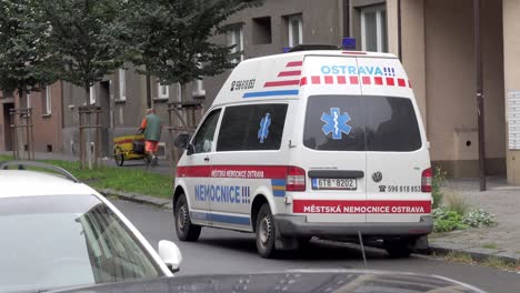 Volkswagen-Transporter-TDI-Ambulancia-Del-Hospital-Mestska-Nemocnice-Ostrava,-Estacionado-En-La-Calle,-Disparo-Estático