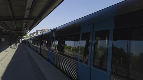 El-Tren-Subterráneo-De-Estocolmo-Llega-A-La-Estación-De-Metro-En-Un-Hermoso-Día-De-Verano.