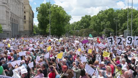 Auf-Dem-Cibeles-Platz-In-Madrid-Versammeln-Sich-Tausende-Demonstranten-Und-Halten-Plakate-Zur-Verteidigung-Der-öffentlichen-Gesundheitsversorgung-Hoch