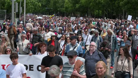 Tausende-Demonstranten-Demonstrieren-In-Der-Innenstadt-Von-Madrid-Zur-Verteidigung-Der-öffentlichen-Gesundheitsversorgung