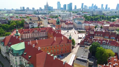 Tourists-visiting-Castle-Square-in-Warsaw-next-to-Royal-Castle