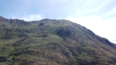 Vista-De-Drones-De-Las-Montañas-En-Un-Día-Soleado-De-Verano-En-Wanaka,-Nueva-Zelanda