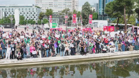 Un-Activista-Habla-Frente-A-Cientos-De-Manifestantes-Durante-Una-Manifestación-Contra-Los-Movimientos-Fascistas-Y-De-Extrema-Derecha-En-Europa.