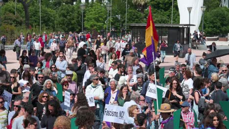 Liberale-Demonstranten-Halten-Während-Einer-Demonstration-Gegen-Rechtsextreme-Und-Faschistische-Bewegungen-In-Europa-Eine-Flagge-Der-Spanischen-Republik-Und-Fordern-Die-Bürger-Auf,-Sich-Zu-Mobilisieren