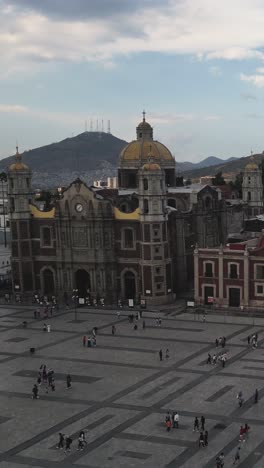 Levantando-Drone-En-Posición-Vertical-Sobre-La-Basílica-De-Guadalupe-En-Cdmx