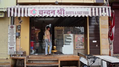 Un-Hombre-De-Veintitantos-Años-Abre-Una-Tienda-De-Dulces-Temprano-En-La-Mañana