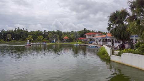 Bar-El-Lago-Y-Lago-En-Varadero,-Destino-Turístico-En-Tiempo-Tormentoso