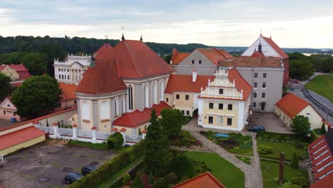 Kaunas,-Lituania,-Iglesia-Del-Monasterio-Católico-De-La-Santísima-Trinidad,-Europa