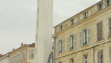 Phare-du-quai-Valin-Lighthouse-In-The-Port-Of-La-Rochelle,-France