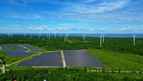 Luftaufnahme-Des-Paldiski-Windparks-In-Estland-Mit-Windturbinen-Und-Sonnenkollektoren,-Die-Die-Kraft-Der-Natur-Für-Eine-Nachhaltige-Zukunft-Nutzen