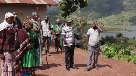 Gruppe-Von-Dorfbewohnern-Stehen-Und-Reden-Im-Ländlichen-Uganda,-Afrika