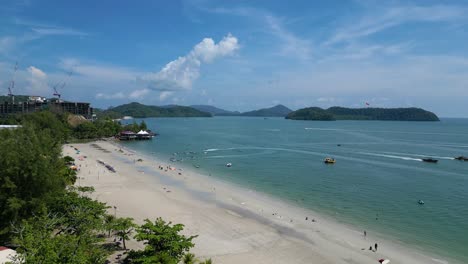 Toma-Aérea-De-Retirada-De-La-Playa-De-Cenang-Con-Deportes-Acuáticos-En-Langkawi,-Malasia