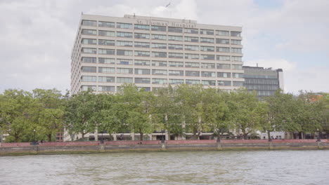 Large-St-Thomas'-Hospital-on-bank-of-River-Thames-in-London-England