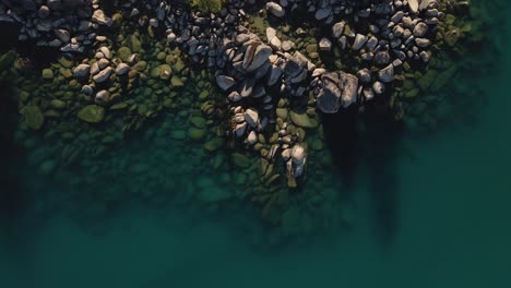 Lake-Tahoe,-4K-Luftaufnahmen-Von-Drohnen,-Vogelperspektive-Auf-See-Und-Felsen