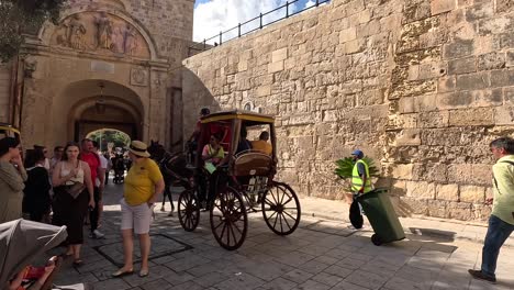 Eine-Pferdekutsche-Fährt-Durch-Die-Engen-Gassen-Von-Mdina,-Malta,-Verströmt-Zeitlosen-Charme-Und-Bietet-Einen-Einblick-In-Die-Historische-Erkundung