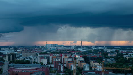 Lapso-De-Tiempo-De-Dramáticas-Nubes-De-Trueno-Sobre-El-Distrito-De-Vallila,-Puesta-De-Sol-En-Helsinki