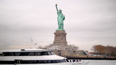 Travel-on-the-ferry-to-the-Statue-of-Liberty-Island