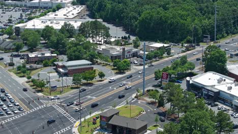 Drohnen-Zoomaufnahme-Des-Verkehrs-An-Der-Hauptkreuzung-In-Einem-Vorort-Von-Marietta-City,-Georgia