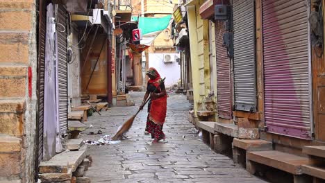 Trabajadora-Municipal-De-Limpieza-De-Calles-Uniformada-Barre-La-Calle-Del-Mercado-Con-Una-Escoba-En-Viejos-Jais