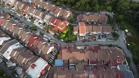 Luftaufnahme-Von-Häusern-In-Rückwärtsbewegung-Bei-Sonnenuntergang-In-Malaysia