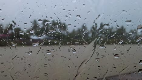 Gotas-De-Lluvia-En-La-Ventana-Mientras-El-Agua-Corre-Por-El-Cristal.