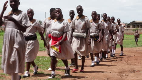 Eine-Gruppe-Von-Schülern-Steht-In-Einer-Reihe-In-Der-Nähe-Der-Schule-In-Kampala,-Uganda