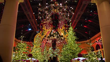 Mágicas-Decoraciones-Navideñas-Y-Luces-En-El-Bellagio-Casino-Hotel,-Las-Vegas,-Nevada,-EE.UU.