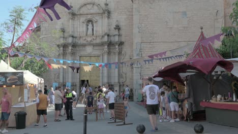 Gente-En-La-Plaza-De-Una-Iglesia-De-Compras-En-Un-Mercado-Medieval.