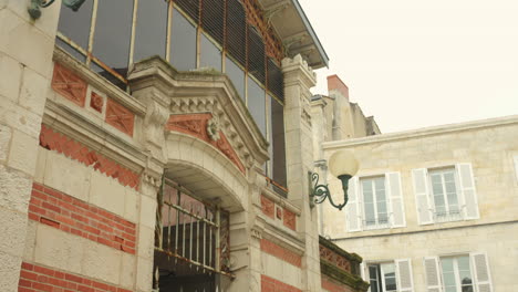 Historischer-Markteingang-In-La-Rochelle-Mit-Klassischer-Architektur-Und-Komplizierten-Details