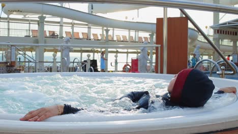 La-Mujer-Se-Relaja-En-El-Jacuzzi-Del-Crucero.