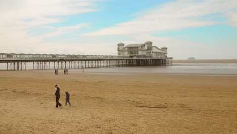 Gente-Paseando-Por-La-Playa-De-Grand-Pier-En-Weston-Super-Mare,-Somerset